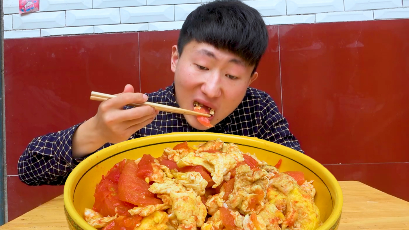 6个鸡蛋1斤饭,农村小伙做传统家常菜,西红柿炒鸡蛋,真过瘾